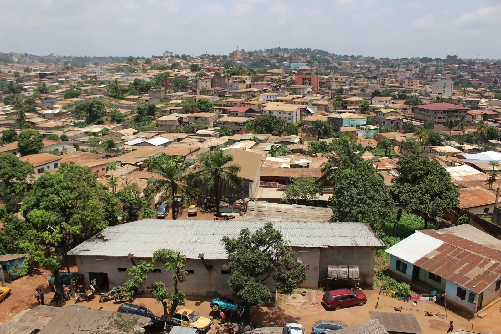 Les toits des logements de Biyem-Assi, à Yaoundé.